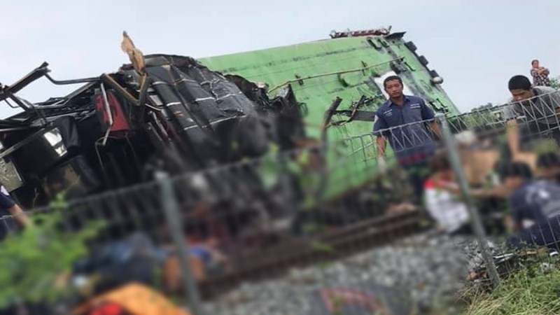 ด่วนสลด! รถไฟชนทัวร์สายบุญทอดกฐิน เจ็บหนัก-เสียชีวิตอื้อ