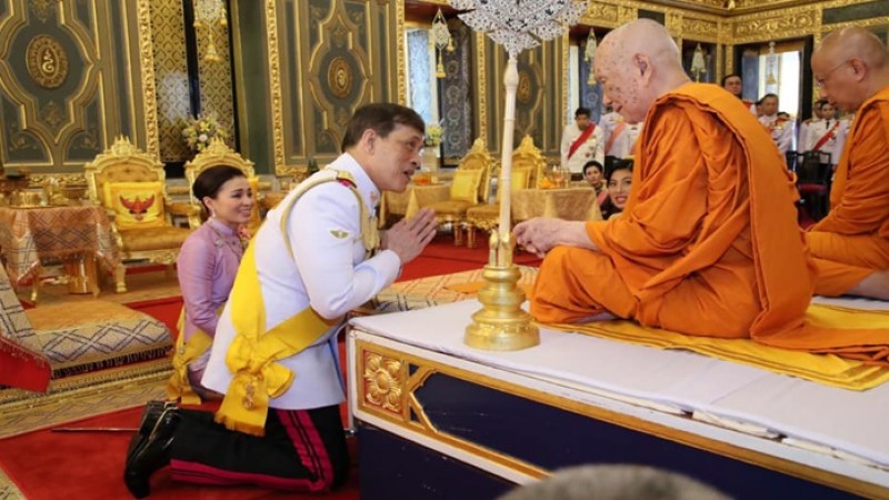 ในหลวง-พระราชินี ทรงบำเพ็ญพระราชกุศล เสด็จฯถวายผ้าพระกฐินวัดราชบพิธฯ