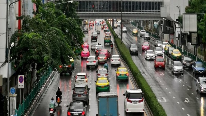 เช็คเลย! วันนี้กทม.เจอฝนกระจายเล็กน้อย ถนนเส้นไหนจราจรติดขัด (รายละเอียด)