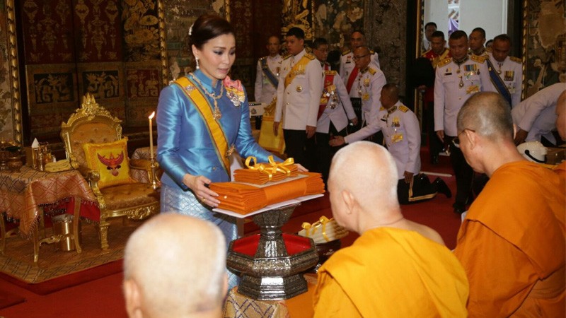 พระราชินี  เจ้าฟ้าทีปังกร เสด็จฯ แทนพระองค์ถวายผ้าพระกฐิน วัดราชโอรส-วัดอรุณฯ