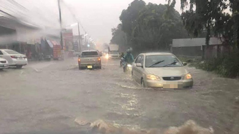 ฝนถล่ม "เมืองโคราช" ไม่หยุด!! น้ำท่วมถนนคลองส่ง รอการระบาย