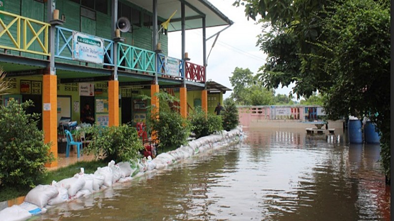 โคราชอ่วม ! น้ำท่วมหนัก รร.ประกาศปิดชั่วคราว เตือนชาวบ้านเก็บของมีค่าขึ้นที่สูง !