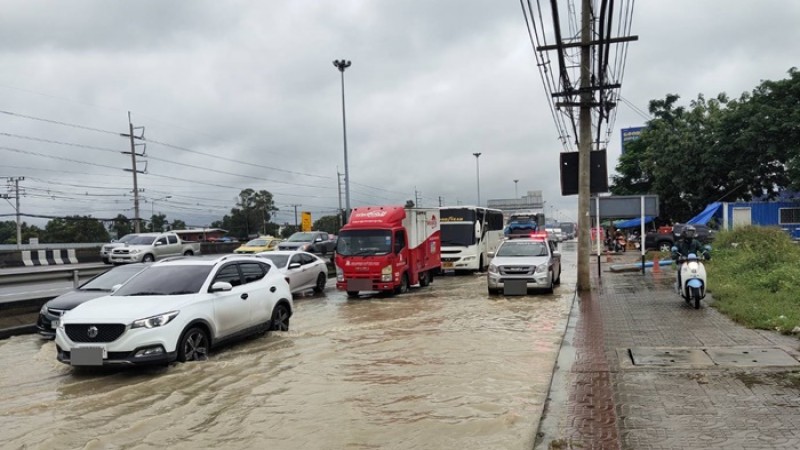 อ่วมแต่เช้า ! กรุงเทพฯ เจอฝนตก รังสิต-ศรีนครินทร์  น้ำท่วม (ภาพ)