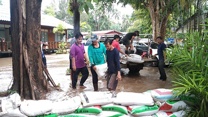 น้ำท่วม 4 อำเภอ กาญจนบุรี ยังอ่วมหนัก! รร.บ้านบนเขาแก่งเรียง ประกาศหยุดเรียนชั่วคราว