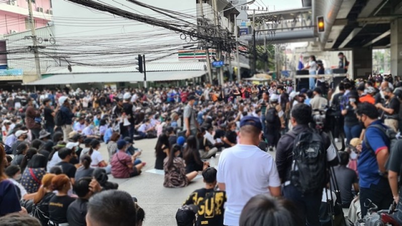 ประมวลภาพ! บรรยากาศบริเวณ " MRT กระทรวงสาธารณสุข" ผู้ชุมนุมรวมตัวทำกิจกรรม