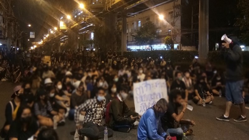 ประมวลภาพผู้ชุมนุมปักหลัก "ถนนสุขุมวิท แยกอุดมสุข" ล่าสุดยุติการชุมนุมแล้ว