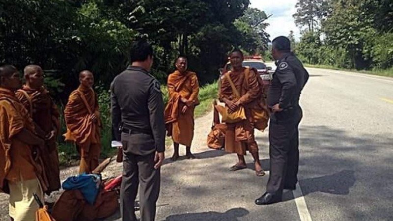 ชาวตากออกเตือนภัย พระปลอม ยืนชูขวดน้ำโบกรถ หลอกหากินกับความศรัทธาของชาวบ้าน