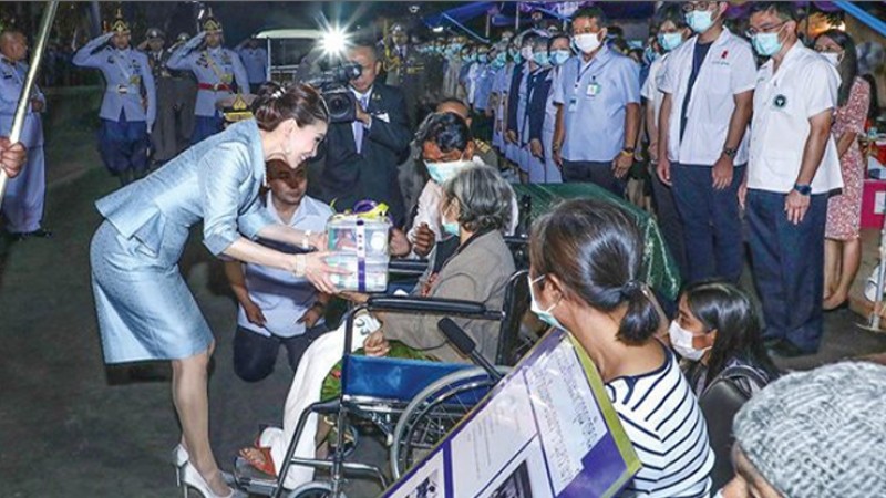 "พระราชินี" เสด็จฯ เยี่ยมหน่วยแพทย์พระราชทาน- ทอดพระเนตรผลิตภัณฑ์สินค้าโอทอป