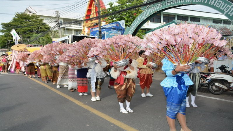 ขบวนแห่ต้นเงิน-กองกฐิน 69 กองเต็มถนนยาวเหยียดยิ่งใหญ่ตระการตา