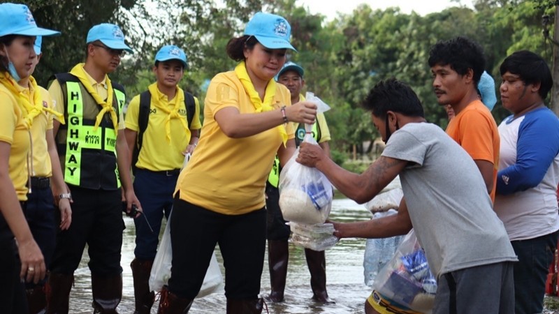 ชมรมแม่บ้านตำรวจฯ ลุยน้ำท่วมช่วยเหลือ ชาวบ้านโคราช มอบถุงยังชีพ