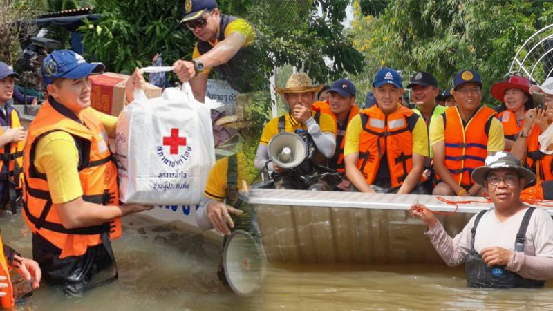 "อธิรัฐ" ลุยน้ำท่วมโคราช มอบถุงยังชีพช่วยผู้ประสบอุทกภัย ต.ท่าช้าง 347 ครัวเรือน