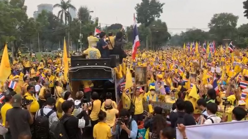 ประชาชนรวมพลังปกป้องสถาบัน ร่วมใส่เสื้อเหลืองรวมตัวที่สวนลุมพินี (ภาพ)