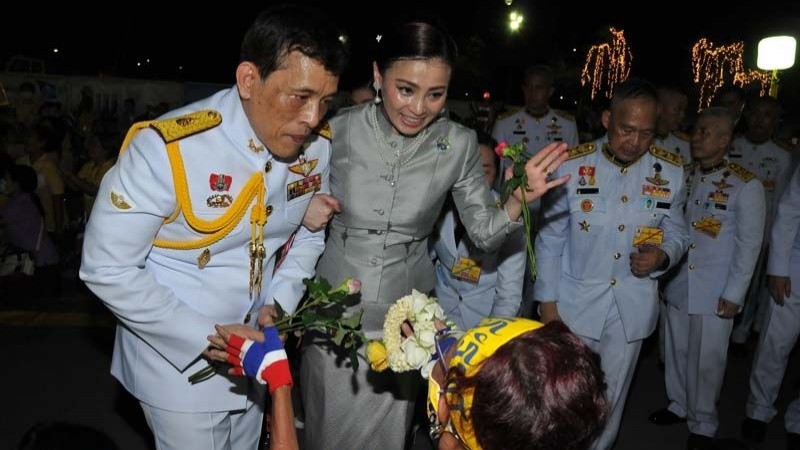 "ในหลวง-พระราชินี" ทรงมีพระราชปฏิสันถารใกล้ชิดพสกนิกร (ประมวลภาพ-คลิป)