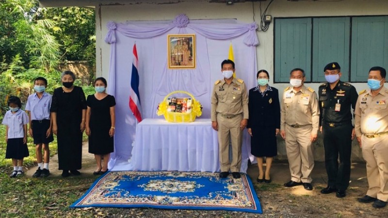 ในหลวง พระราชทานตะกร้าสิ่งของแก่ครอบครัว "นายนพดล สำราญผล" จนท.เสียชีวิตขณะปฏิบัติหน้าที่