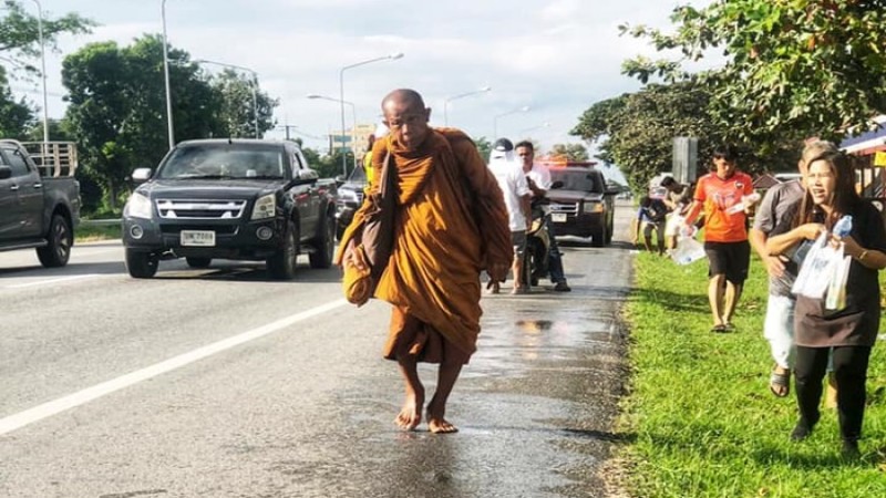 ชาวบ้านกราบไหว้สนิทใจ "พระธุดงค์" เดินเท้าเข้าจันทบุรี ปฏิเสธรับปัจจัยและสิ่งของ 