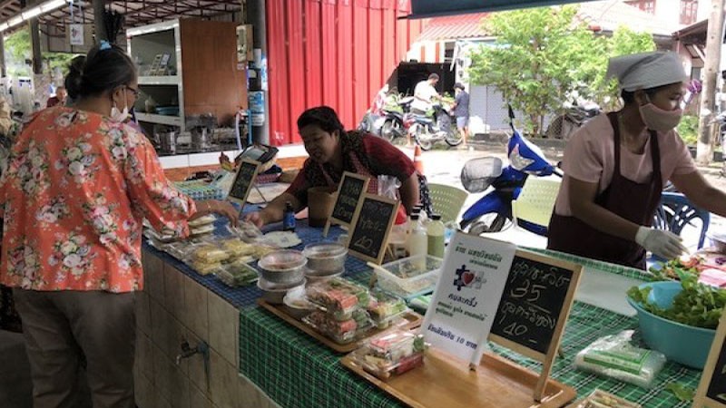 "ชาวเกาะสมุย" ทยอยใช้จ่ายซื้อสินค้าในตลาดชุมชน ร่วมโครงการคนละครึ่ง คึกคัก !