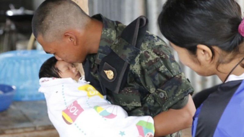น้ำตาของลูกผู้ชาย พลทหาร กลับบ้าน เจอภรรยาและลูกที่เพิ่งคลอด​ 