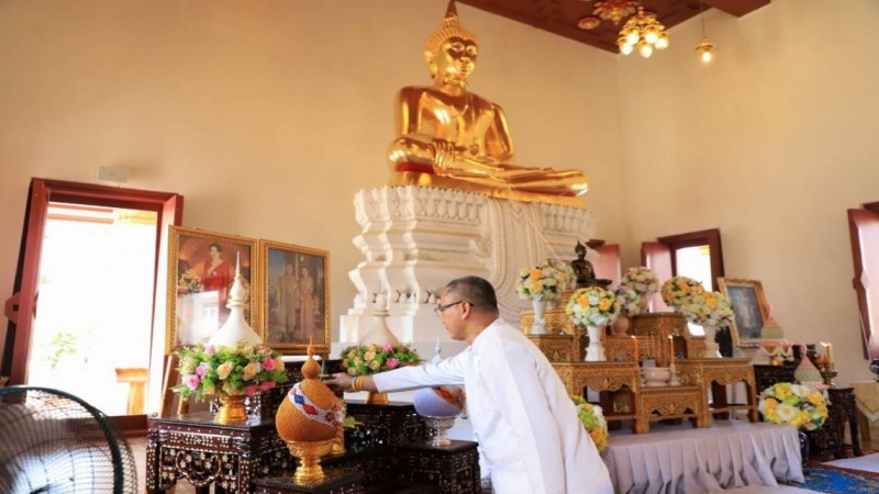 ผู้ว่าฯสุโขทัย นำส่วนราชการและประชาชนร่วมพิธีเจริญพระพุทธมนต์เพื่อน้อมรำลึกในหลวงร.9