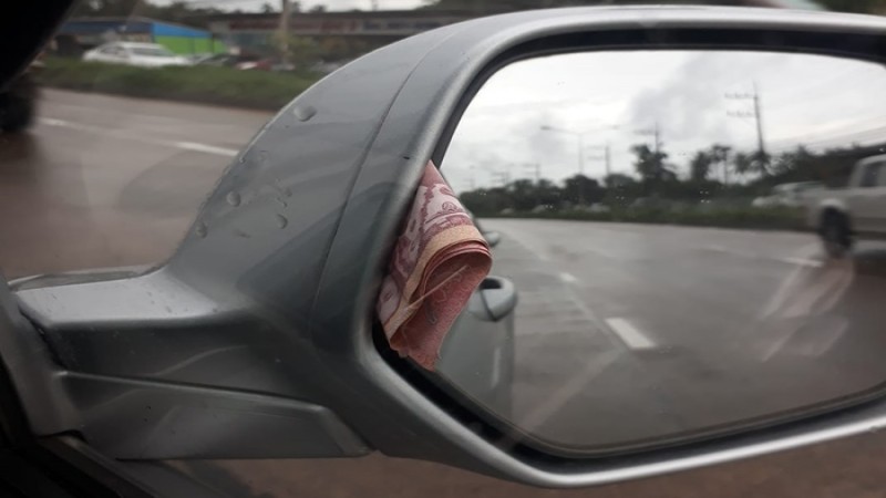 หนุ่มขึ้นรถยนต์เห็นเงินเสียบข้างกระจก ทำน้ำตาซึมเล่าที่มาแบบซึ้งๆ (ภาพ)