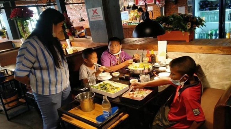 ซึ้งน้ำใจลูกค้าสาว ใจดีเลี้ยงชาบู 3 เด็กน้อยเดินเร่ขายขนม ช่วยให้อิ่มท้องของอร่อยกัน 1 มื้อ