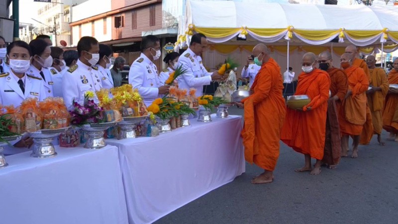 "รองผู้ว่าฯอุทัยธานี" นำพสกนิกรทุกหมู่เหล่า ร่วมทำบุญตักบาตร เนื่องในวันคล้ายวันพระบรมราชสมภพ ในหลวง ร.9