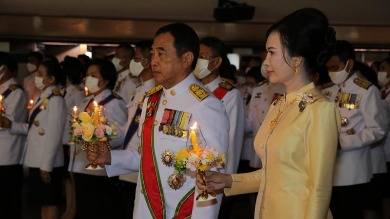 ผู้ว่าฯ กาญจนบุรี นำทุกภาคส่วนร่วมจุดเทียน น้อมรำลึกในพระมหากรุณาธิคุณ ในหลวง ร.9