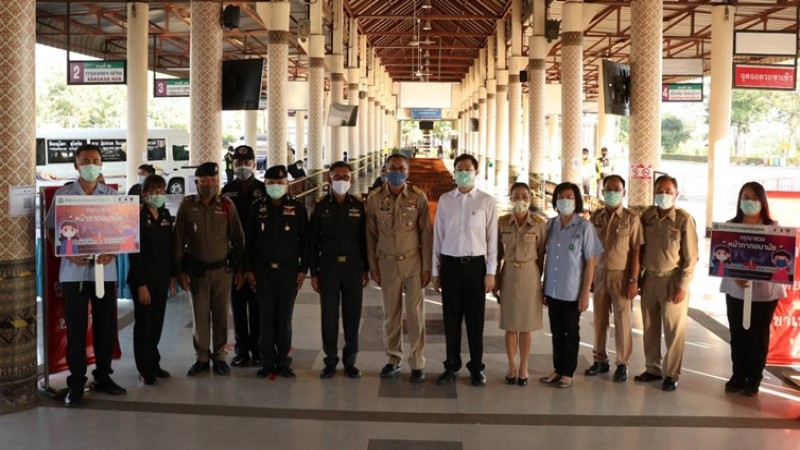 พ่อเมืองสุโขทัย ลงพื้นที่ตรวจติดตามมาตรการป้องกันโรคโควิด-19 ในห้างสรรพสินค้า สถานีขนส่ง และตลาดสด