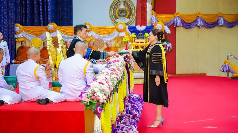 "ในหลวง-พระราชินี" เสด็จฯพระราชทานปริญญาบัตร มรภ.เชียงใหม่-มรภ.เพชรบูรณ์