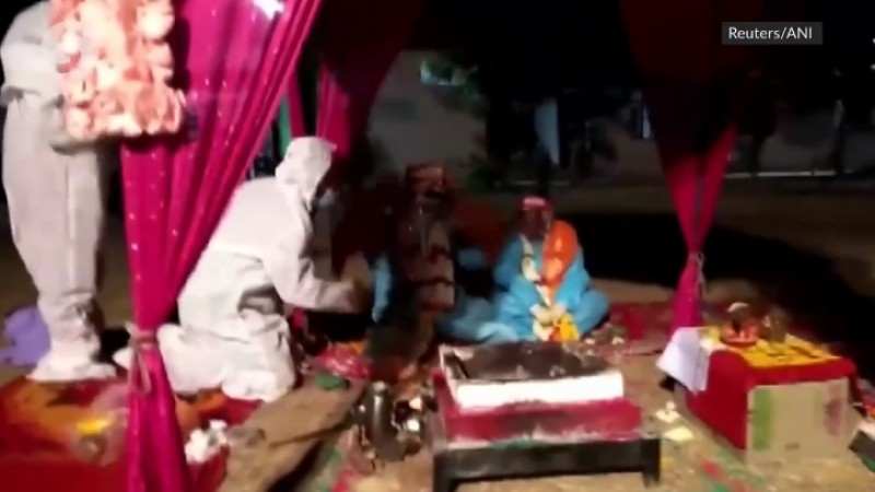 ไม่ยอมแพ้ "คู่รักอินเดียจัดงานแต่งงาน" แม้ฝ่ายหญิงกำลังติดโควิด-19