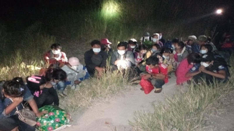 "กองกำลังสุรสีห์" คุมตัวกลุ่มต่างด้าว 25 คน ย่องท่าข้ามหลบหนีเข้ากาญจนบุรี