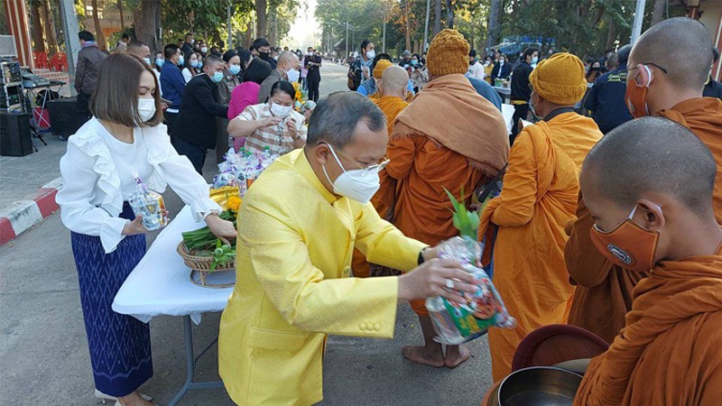 "ผู้ว่าฯอำนาจเจริญ" นำข้าราชการ - ประชาชน ทำบุญตักบาตร เนื่องในเทศกาลปีใหม่ 2564