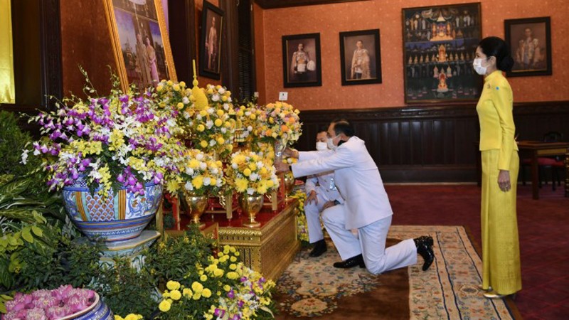 นายกฯ และภริยา ถวายแจกันดอกไม้ ลงนามถวายพระพร "ในหลวง-พระราชินี" เนื่องในโอกาสวันขึ้นปีใหม่ 2564