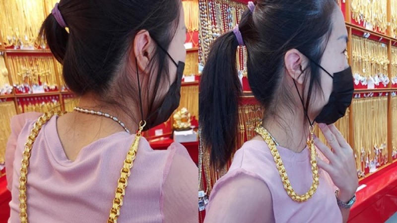 มิติใหม่ สาวใส่สายคล้องแมสเป็น "ทองคำ 10 บาท"  คนตาลุกวาว ขอสักเส้นแบบนี้ 