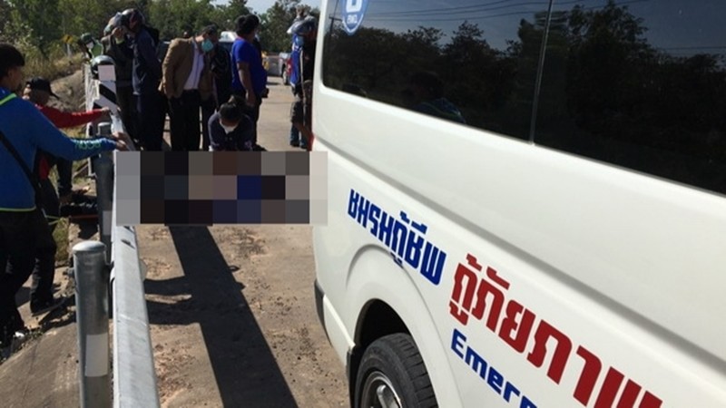 กระบะชนสนั่น จยย. 2 สามี-ภรรยาท้อง 7 เดือน ร่างปลิวตกสะพานสิ้นใจสลด!