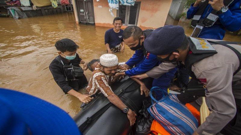 "อินโดนีเซียอ่วม" น้ำท่วมรุนแรงในรอบ 50 ปี  แผ่นดินไหว-น้ำท่วมดับแล้วเกือบ 100 ราย !