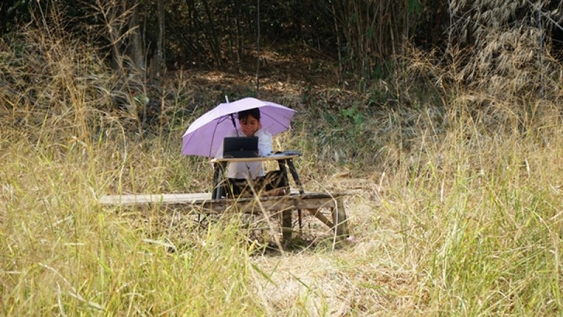 น้องวิว ไม่ต้องทนเรียนกลางแดดแล้ว ! ล่าสุดได้เสาสัญญาณเน็ต สานฝันความตั้งใจเรียน