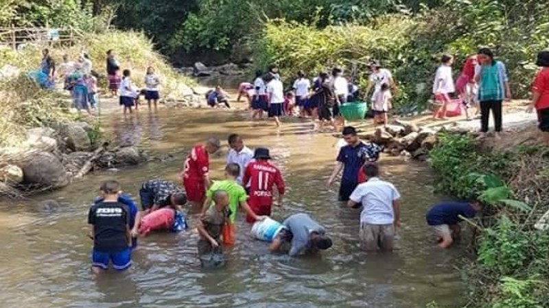 "ครู-นร.-ชาวบ้าน" ลุยเอง ร่วมสร้างถนนคอนกรีตในเส้นทางทุรกันดาร เพื่อประโยชน์ของหมู่บ้าน