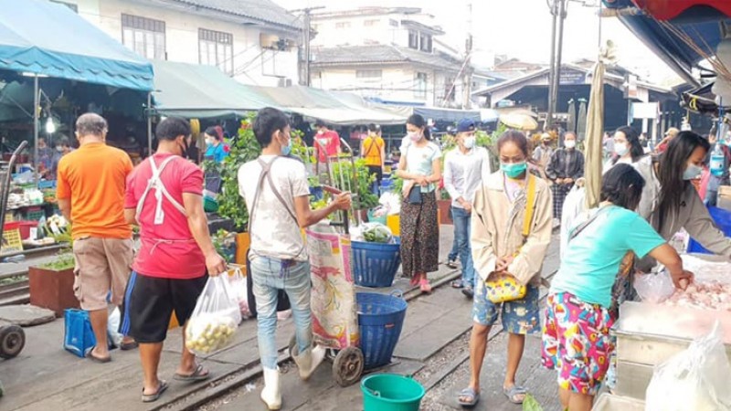 ตลาดทางรถไฟสมุทรสาคร คึกคัก ปชช.แห่ซื้อของตุนก่อนปิด 7 วัน