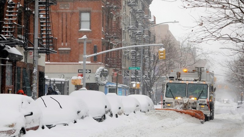 สหรัฐฯเจอ "พายุหิมะ" ถล่มหนัก ต้องยกเลิกเที่ยวบินอื้อ การสัญจรวุ่นวายหนัก !