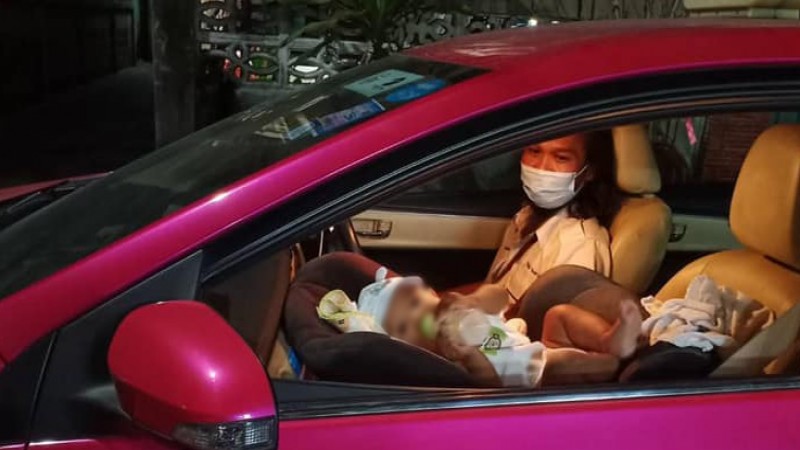 สาววอนเรียกใช้บริการโชเฟอร์แท็กซี่พ่อลูกอ่อน กระเตงทารกน้อยทำงานหาเช้ากินค่ำ