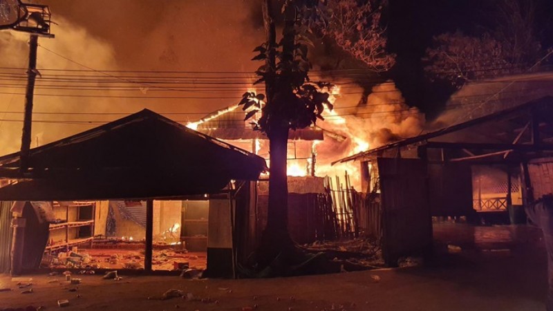 ไฟไหม้ศูนย์อพยพบ้านแม่หละกลางดึก เสียหายมากกว่า 30 หลังคาเรือน