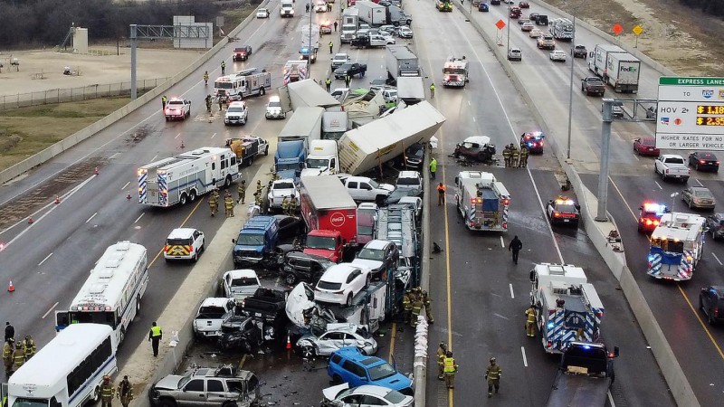 วินาศสันตะโร ! เกิดอุบัติเหตุรถชนมากกว่า 100 คันสหรัฐฯ เสียชีวิตแล้ว 5 ราย บาดเจ็บนับสิบ !