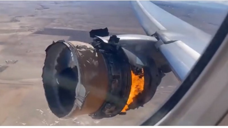 เปิดคลิประทึก ! เครื่องบิน United airline เกิดไฟลุกกลางอากาศ โชคดีไม่มีใครบาดเจ็บ