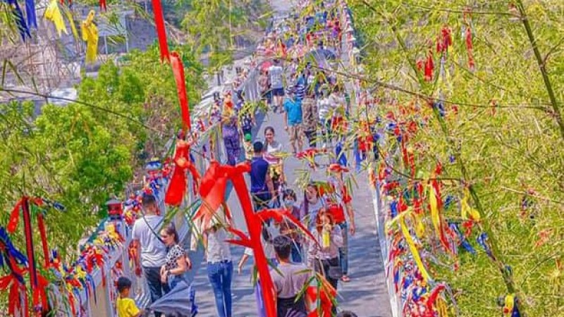 คึกคัก ! บรรยากาศ "สะพานกระจก" วัดเขาตะแบก ชลบุรี คนแน่นเที่ยววันหยุดยาว