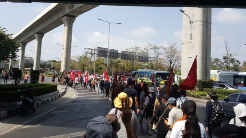 ภาพบรรยากาศม็อบ "เดินทะลุฟ้า" เริ่มเคลื่อนขบวนแล้ว มุ่งหน้าอนุสาวรีย์ประชาธิปไตย