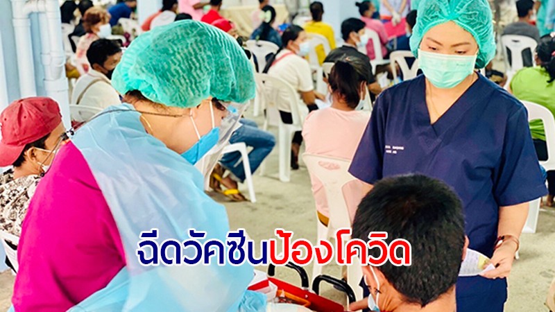 ปชช. ทยอยเข้ารับการฉีดวัคซีนป้องโควิด-19 ที่ รพ.พุนพิน พร้อมเปิดบริการแบบ walk in