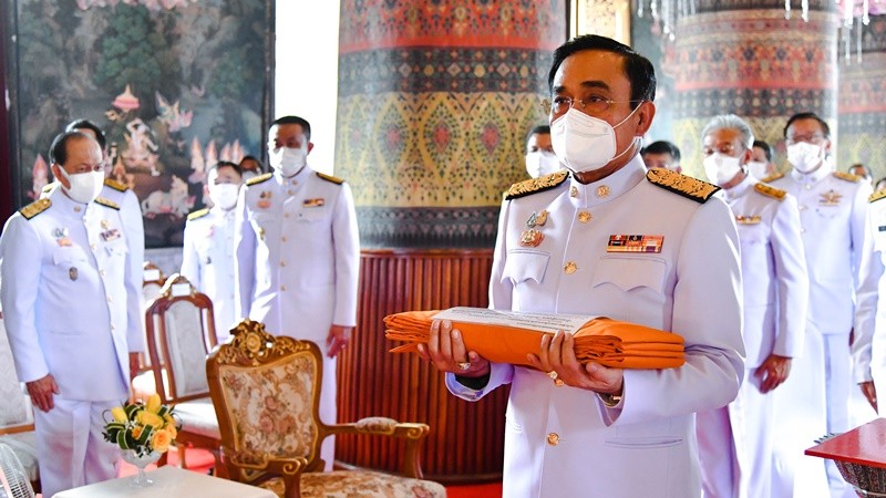 นายกฯ นำถวายผ้าพระกฐินพระราชทานสำนักนายกรัฐมนตรี วัดหงส์รัตนารามฯ ยอดทำบุญ 10 ล้านบาท