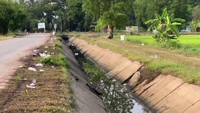 ระทึกส่งท้ายสงกรานต์ ! "วัยรุ่นสีคิ้ว" ยกพวกตีกันริมคลองส่งน้ำ ก่อนใช้อาวุธปืนข่มขู่ - ตบหน้าคู่อริ ปืนลั่นโดนนักท่องเที่ยว บาดเจ็บสาหัส