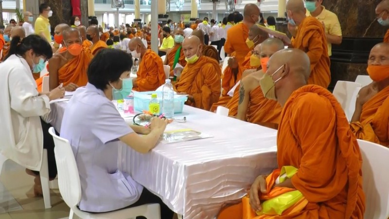 "อุทัยธานี" โครงการแพทย์อาสาตรวจสุขภาพพระสงฆ์ ครั้งที่ 6 เจ้าอาวาสวัดจันทาราม  มอบเงิน 2 แสน ให้แก่มูลนิธิฯ