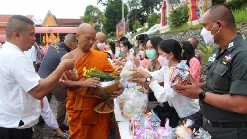 เบตง ศาสนิกชนชาวไทย-คนไทยในมาเลเซีย ร่วมทำบุญตักบาตรเทโว